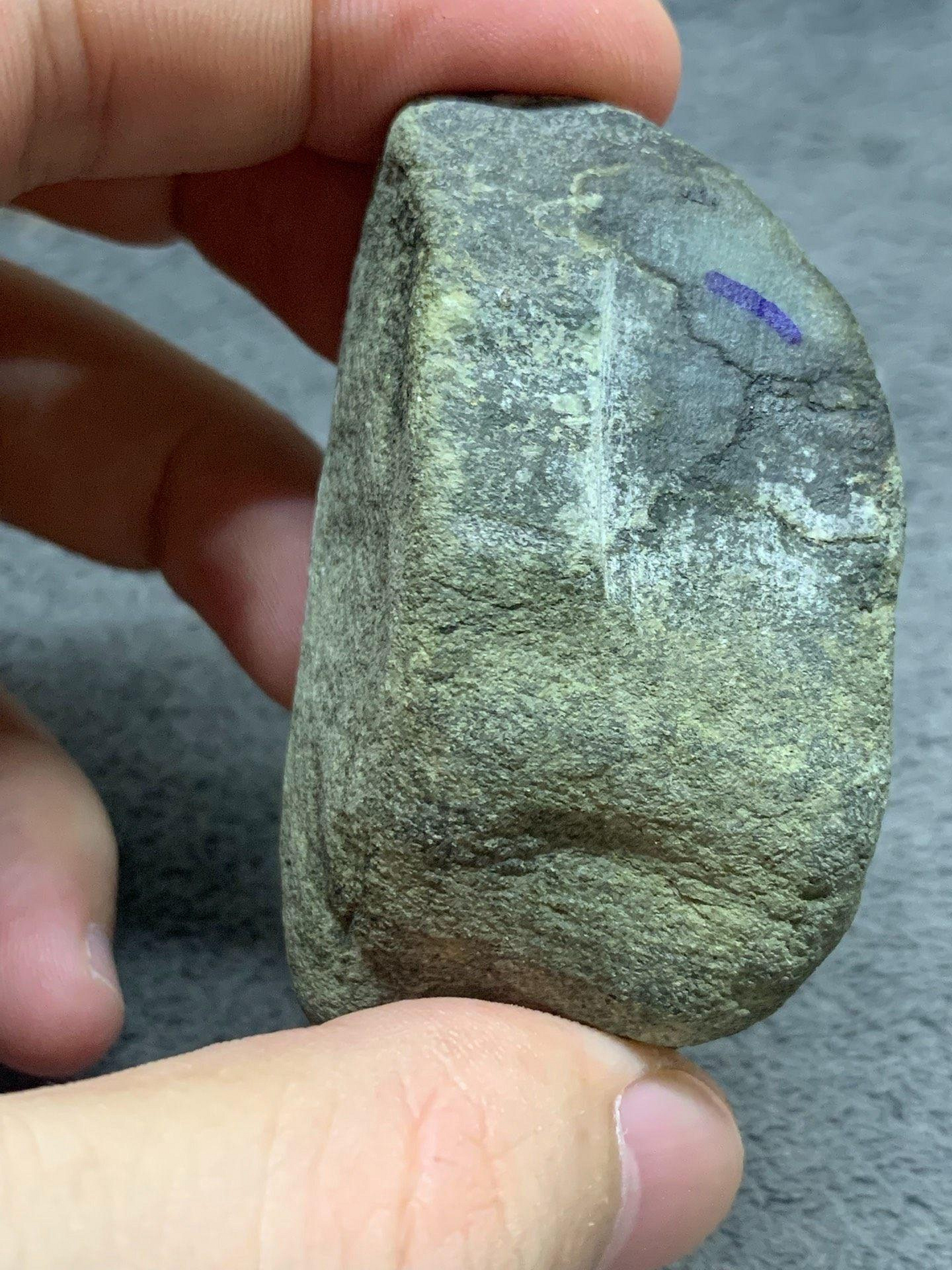 嚴選天然緬甸老南齊翡翠原石，61克重，肉細天然紅翡，紋裂美工巧雕適合
