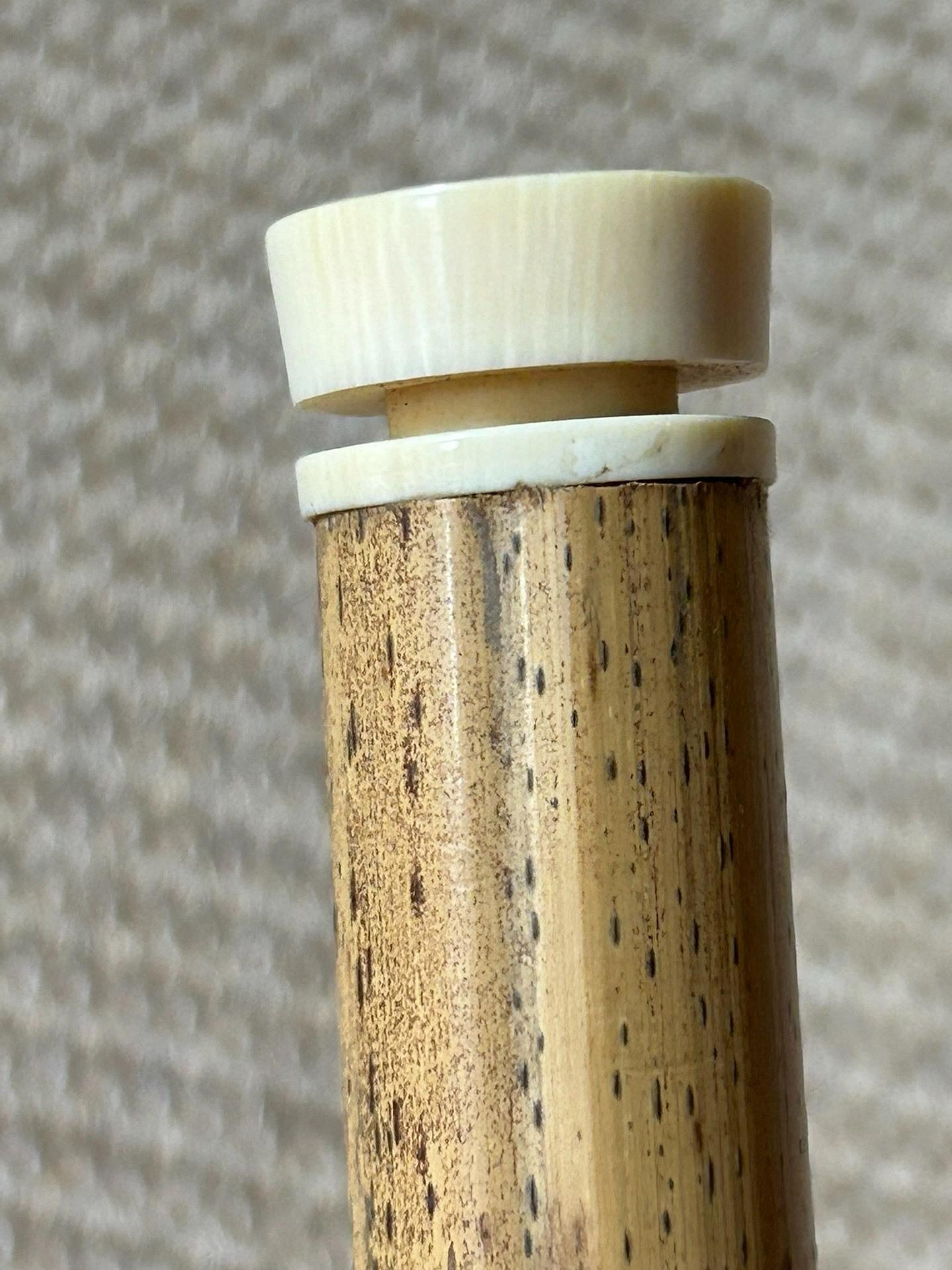 百年胡麻竹斑竹香筒，自然紋理獨特，使用痕跡添風采，質地堅韌耐用