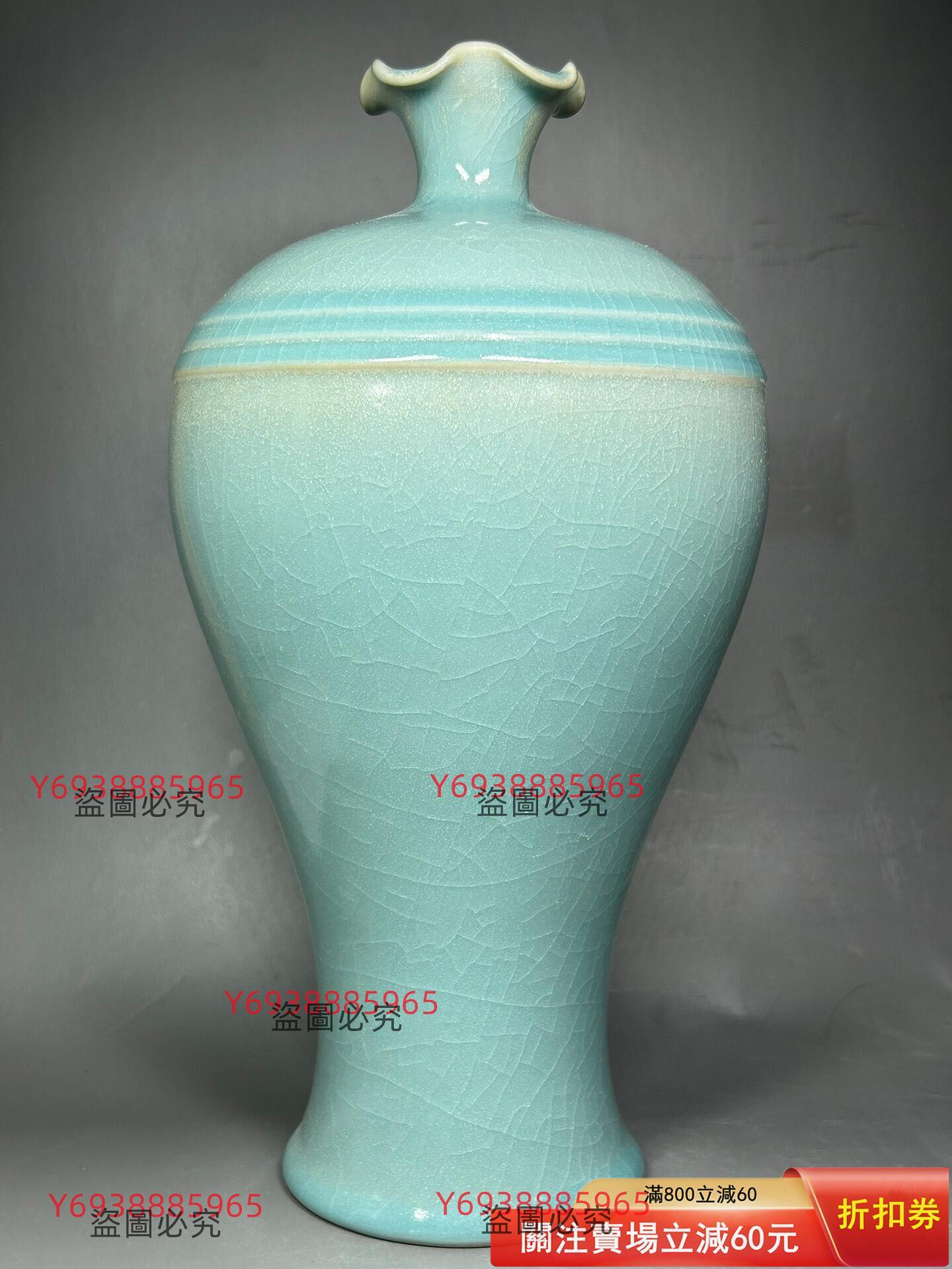 宋代汝窯天青釉梅瓶器型端正，花口瓶口，釉色溫潤如玉，開片自然，底部