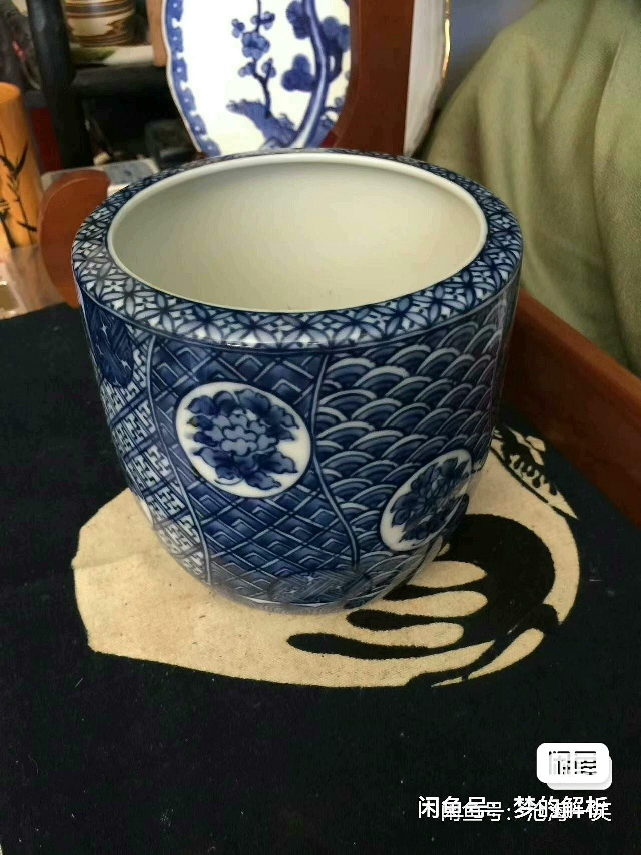日本龍峯窯手繪青花染付小號卷缸（筆筒）。器型精巧雅致，手繪各種花卉