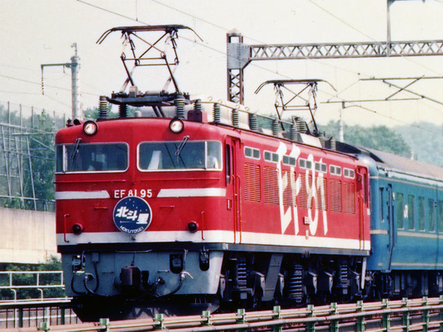 7153 JREF81形電気機関車(95号機・レインボー塗装・ Hゴムグレー) EF81 95号機 レインボー塗装・Hゴムグレー 入線です。 TOMIX