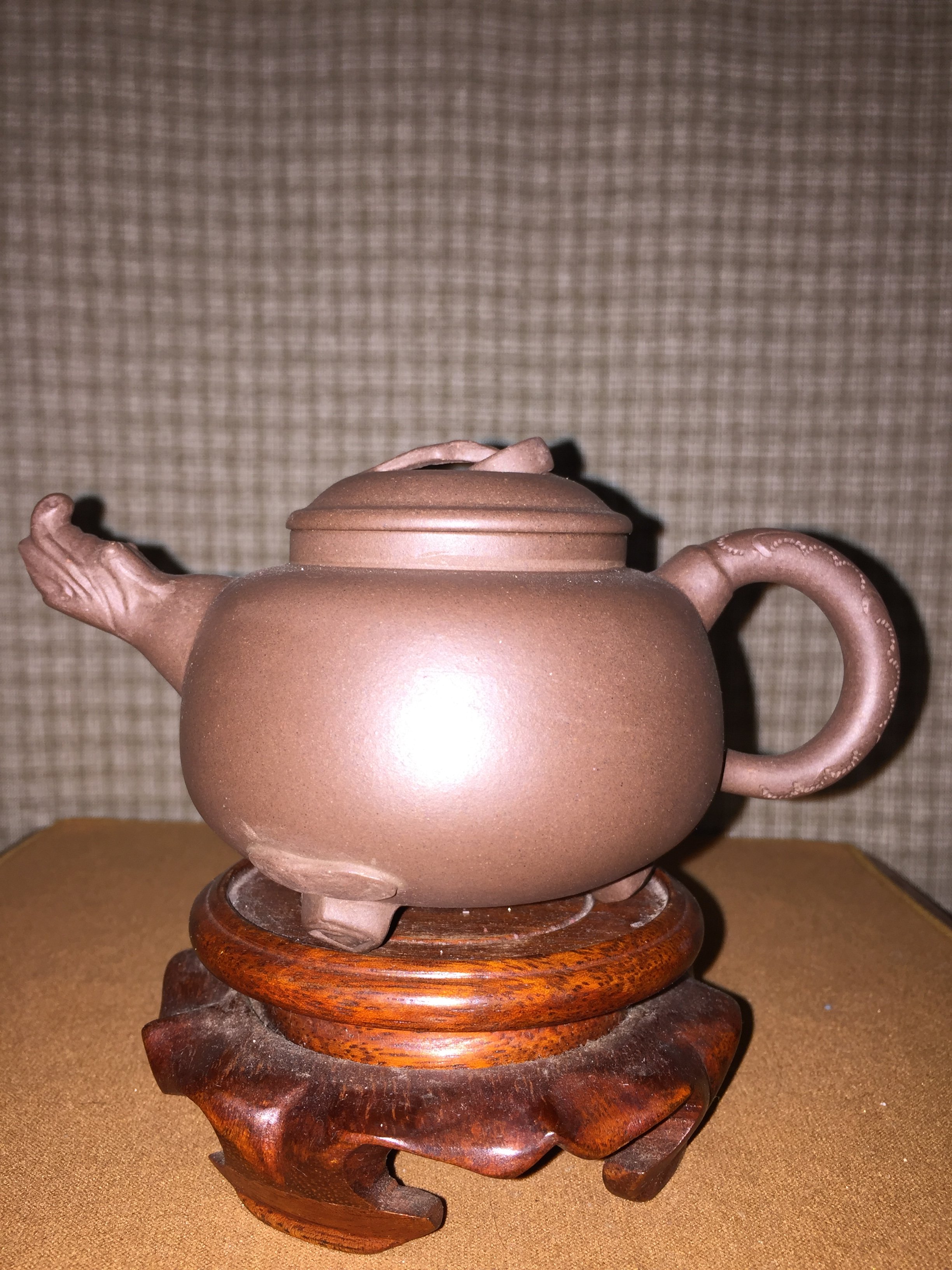 早期紫砂壺—三足龍團款式，宜興一廠作品，泥料:老紫泥，7孔出水，空壺