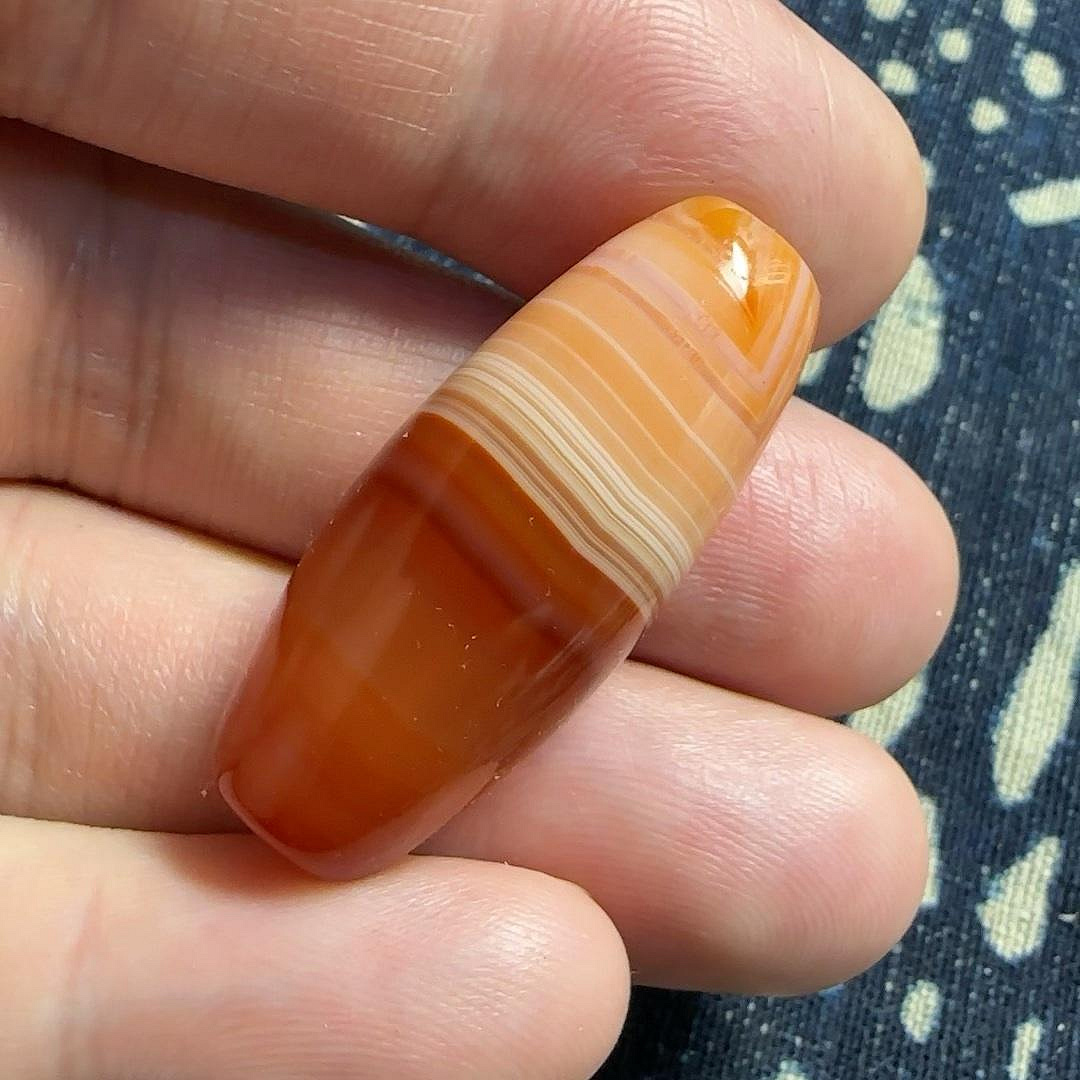 嚴選天然纏絲瑪瑙天珠，獨特紋路與罕見色彩，尺寸36.8×15mm。 纏絲瑪瑙