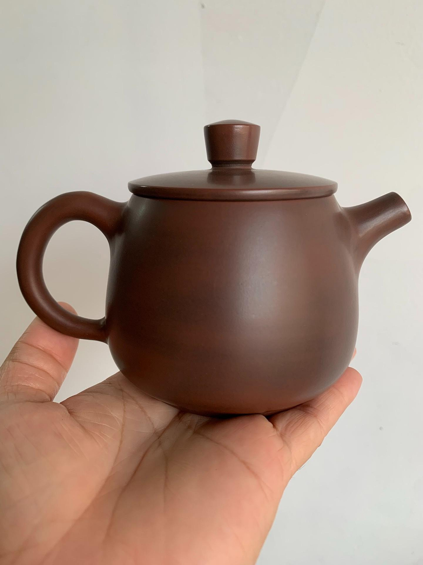 嚴選坭興陶270毫升茶壺，手工精製帶獨特條痕，微瑕更顯古樸風味壺身