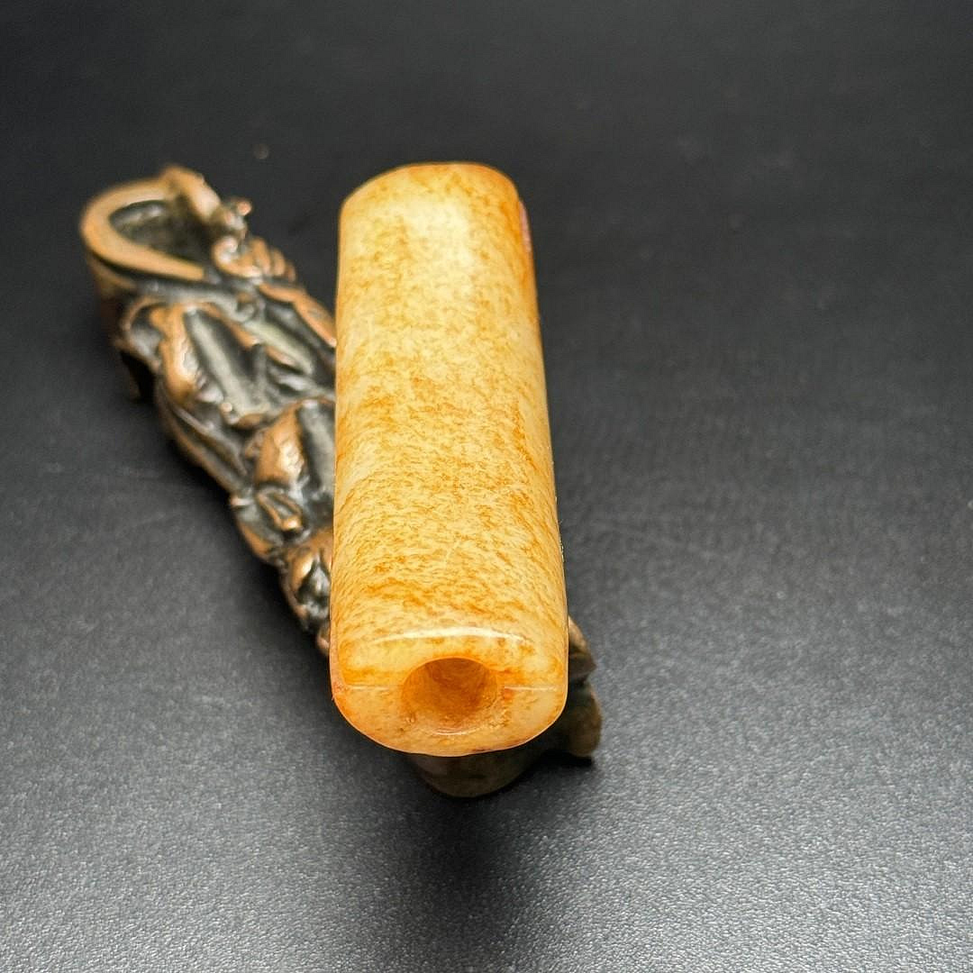 和田玉雕刻精美玉質溫潤細膩仿高古玉品類）器主體為玉豬龍，是新石器