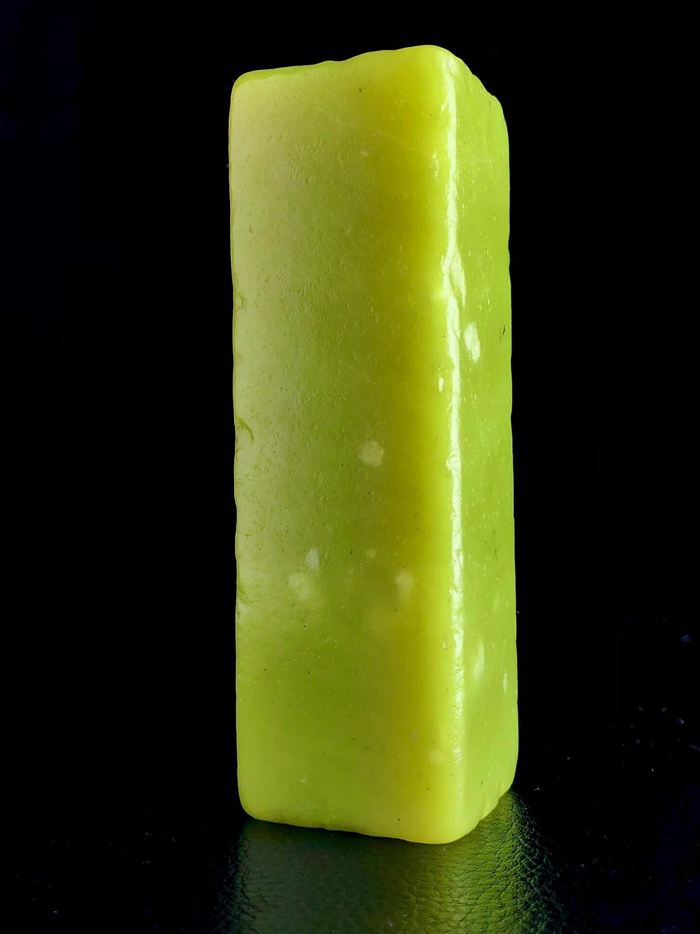 嚴選明代謝在杭手作老包漿壽山石艾葉綠古玩雕件尺寸：102.32x32mm 材質