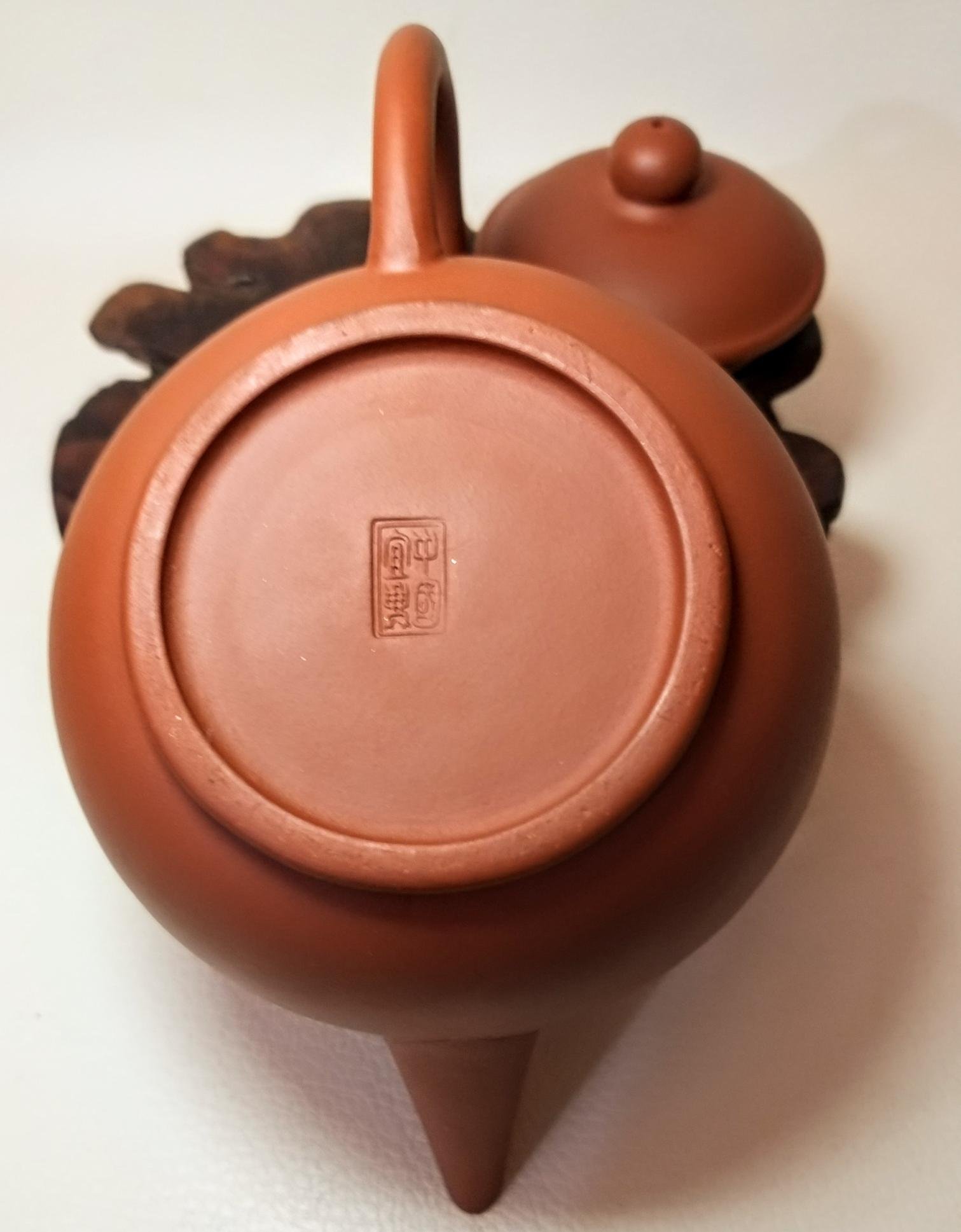 中國 紫砂壶 60 70年代　中國宜興 1970年代，中國宜興一廠紫砂壺。雙框三七章單孔200CC(10杯)☆意者私