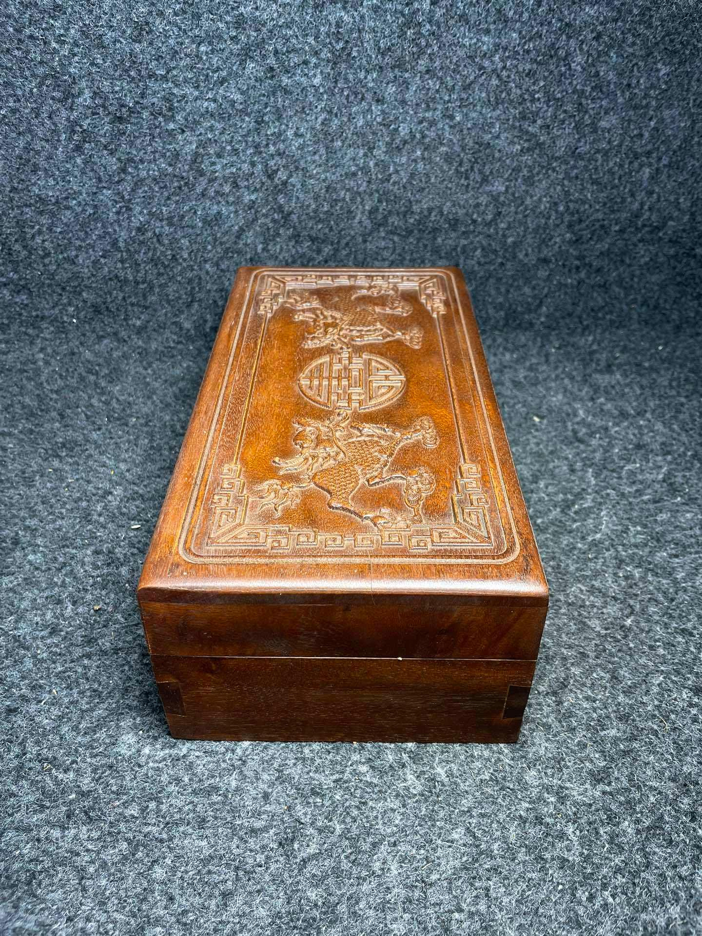 花梨木鑲嵌螺鈿內放沉香佛像盲盒盒尺寸長寬高28/15/9公分150號5068