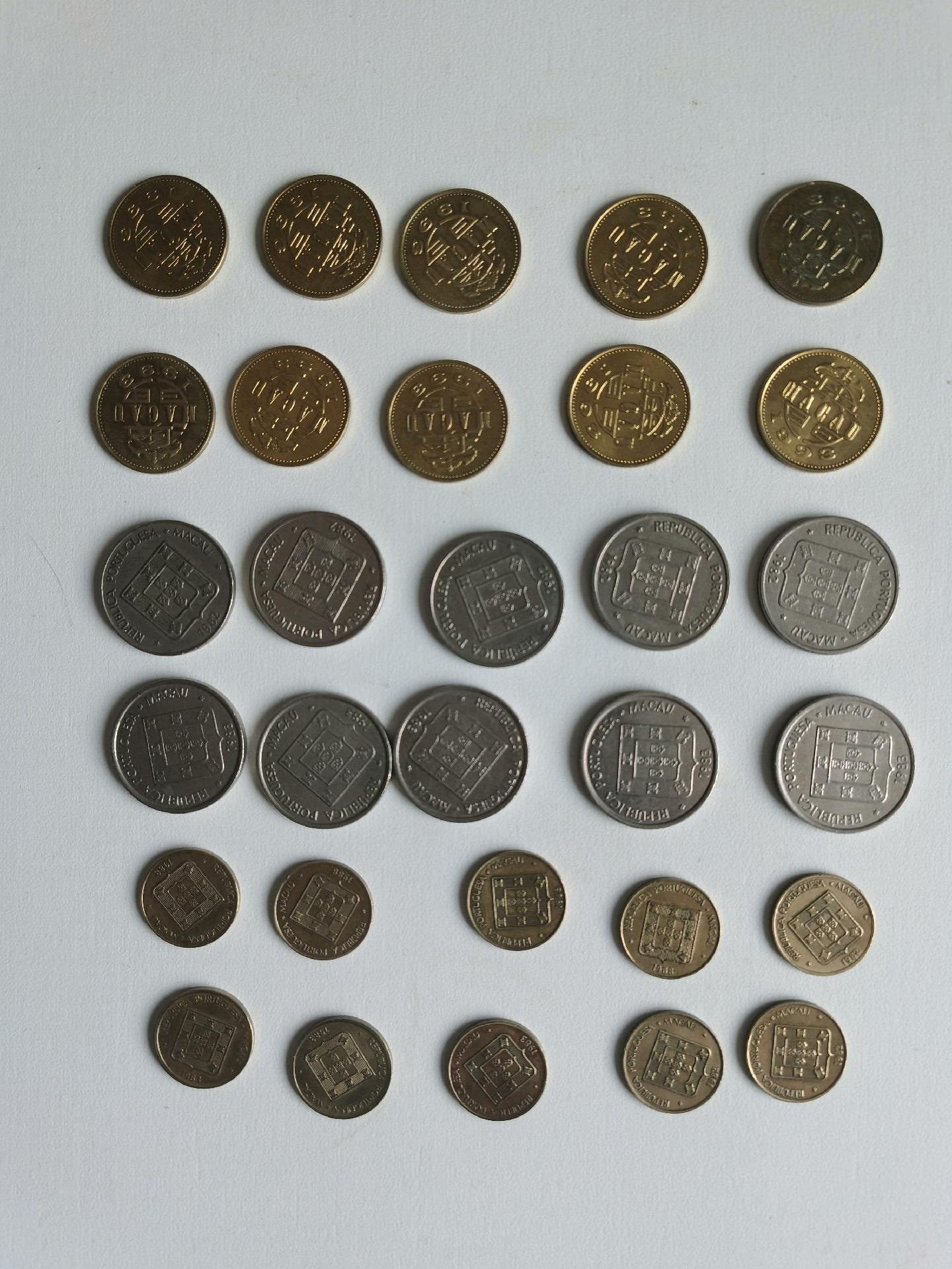 澳門硬幣30枚，10枚雙魚，5枚82年，5枚83年，10枚舞龍五毫，93年，10枚一豪福字幣，82.83年各3枚，88年4枚，流通好品相，部錢幣