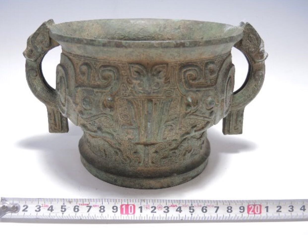 中国美術 白磁 饕餮紋 三足 双耳 香炉 高13.8cm(LC632) 白玉饕餮紋雙蝠活環耳三足蓋爐-宇珍國際藝術| Yu Jen Taipei重要