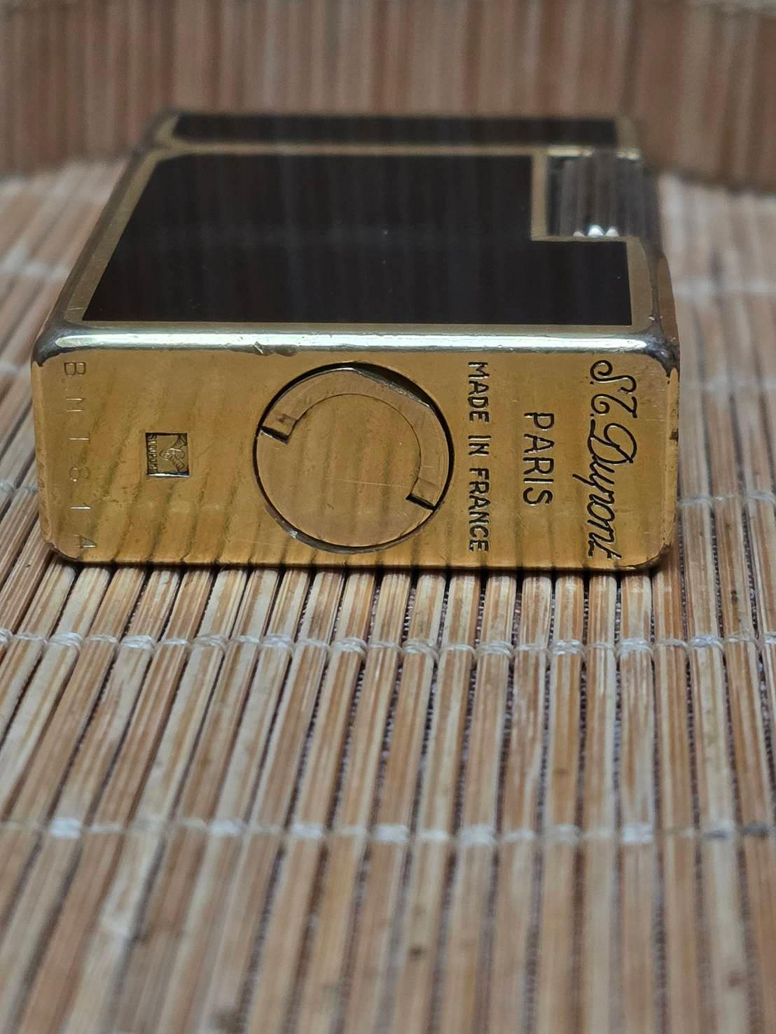 @@@六合堂@@@都彭打火機 早期正品 特殊訂製款 收藏品  特殊型，短版，加厚，中心大孔加氣孔，前後落款，應該是當時明星或企業大佬特別訂製款式。 k金 感覺特