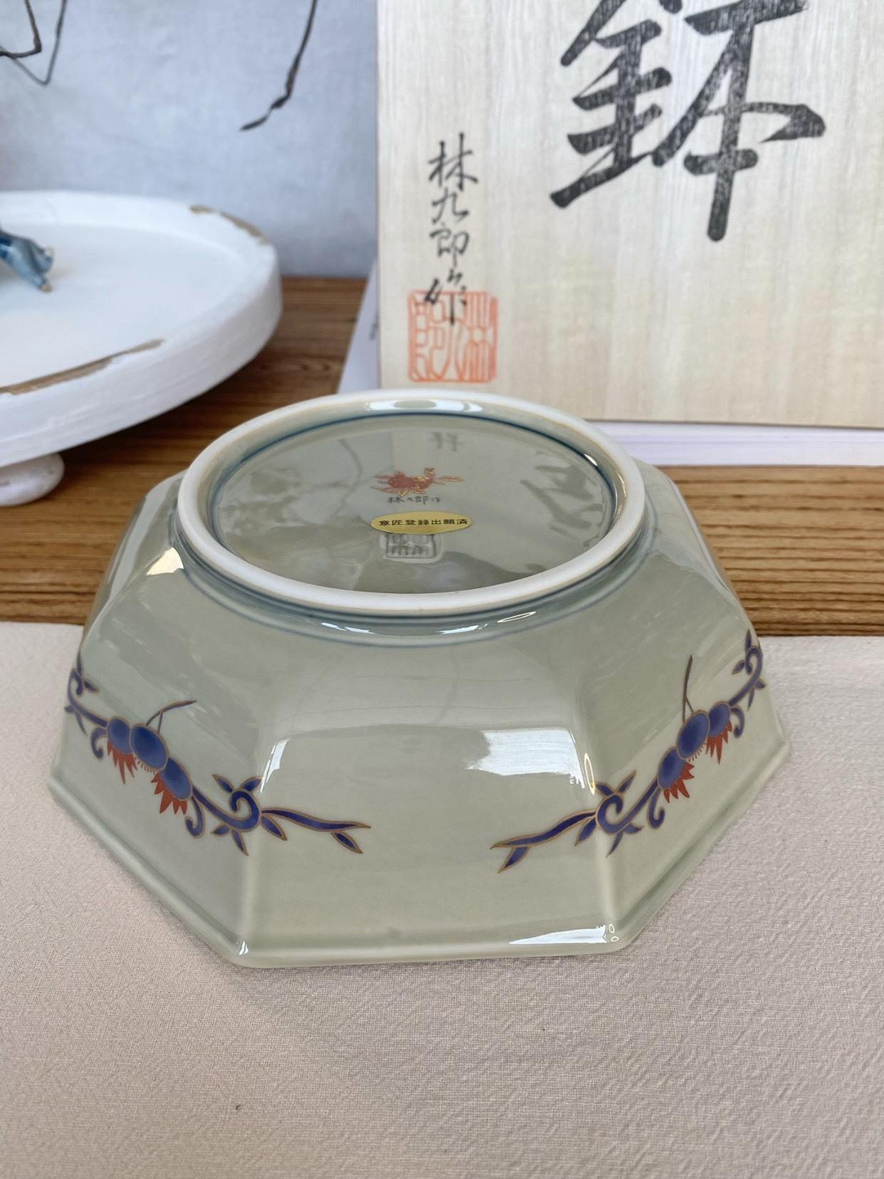 日本林九郎獅子牡丹八角大缽，全新附原盒，口徑17公分、高6公分，精雕