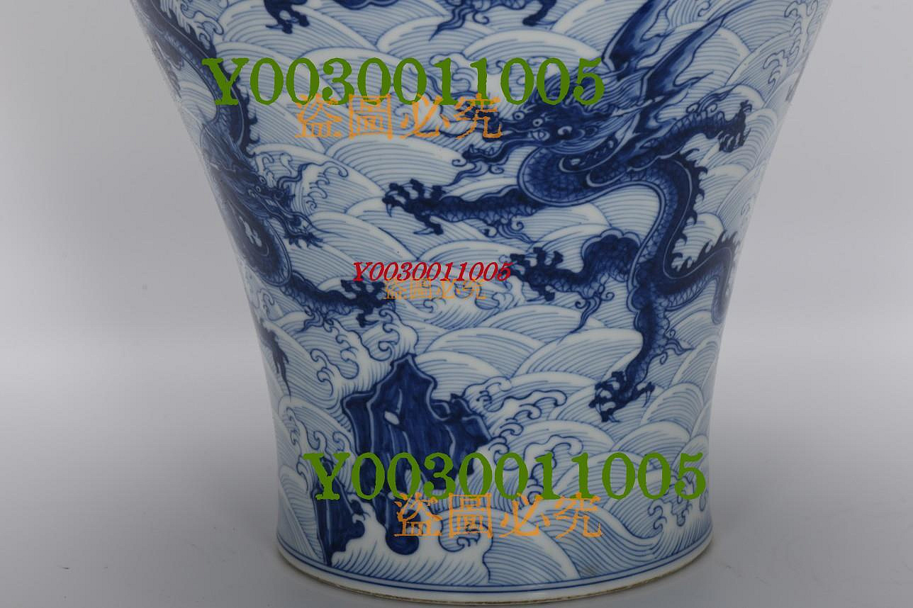 大清乾隆青花海水紋九龍梅瓶，高34厘米，肚徑22厘米，底徑13.4厘米306 