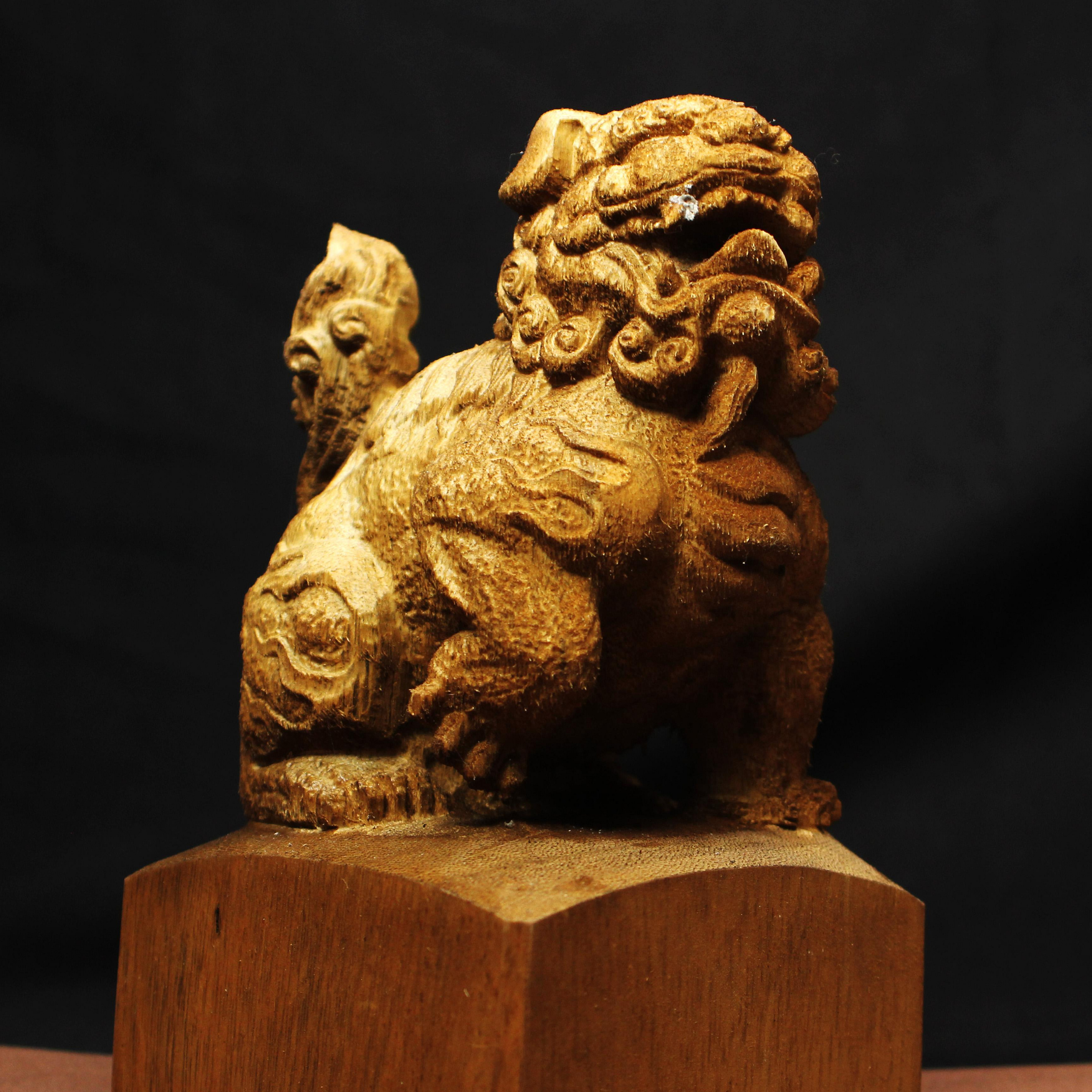 桑園の】鎮宅老獅子沉香老料木雕256g 整塊雕靈獸雕件Q 7083