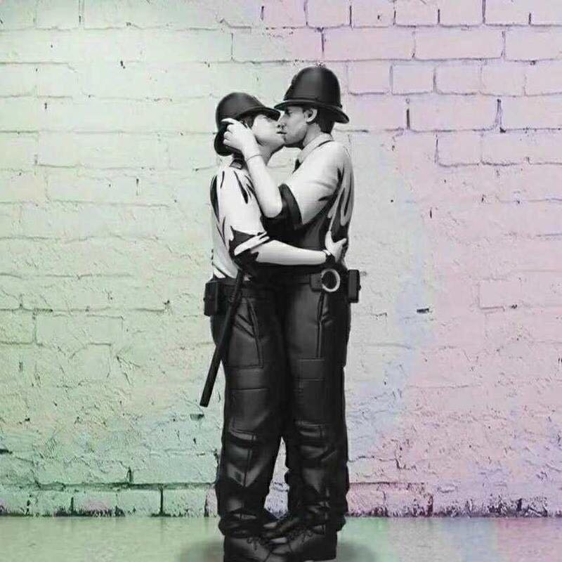 Mighty Jaxx推出Banksy Kissing Coppers by BRANDALISED 親吻