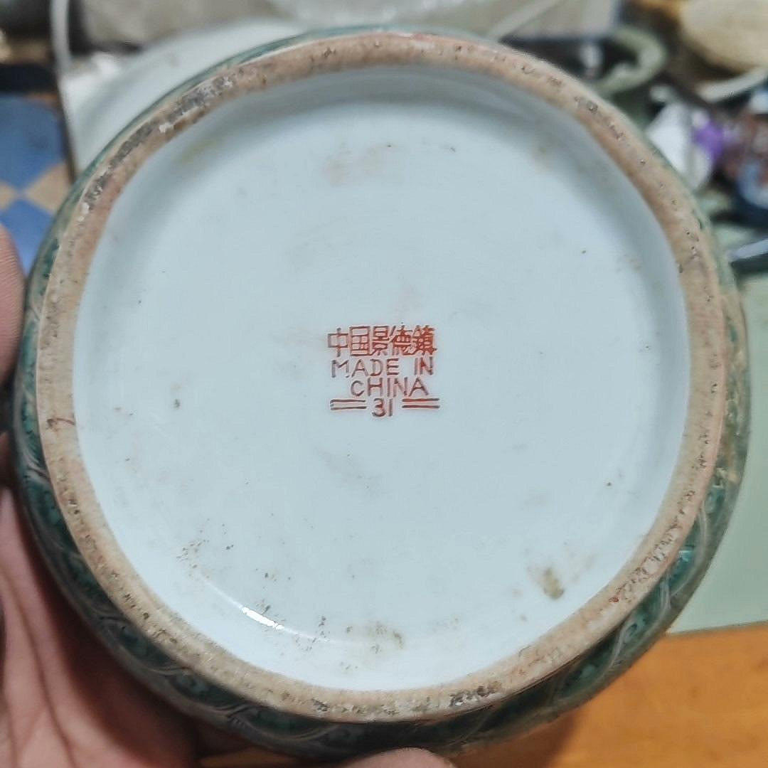 出景德鎮的粉彩瓷器36，底部有銘文，寫著“中國景德鎮MADE IN CHINA 31