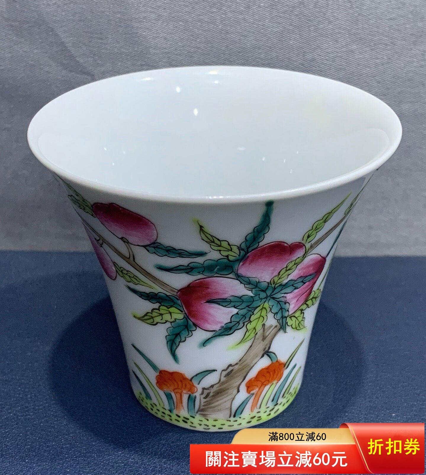 中古 「同治年製」款 粉彩 九桃二福文 馬蹄杯 一対 茶杯 煎茶碗 CL0057 粉彩九桃二福馬蹄杯款識同治年制尺寸杯高約6.5厘米，杯口直徑約7.5厘米