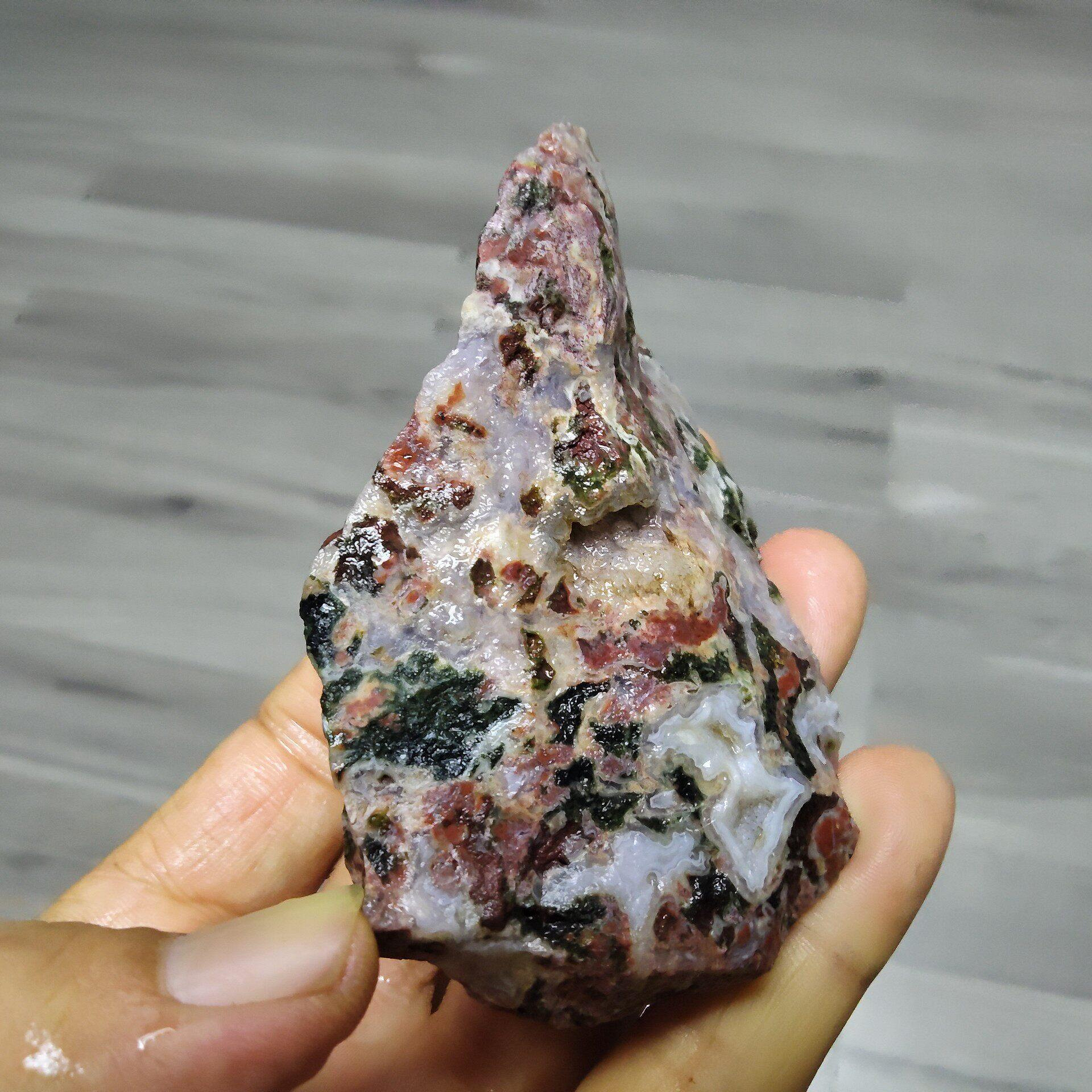 嚴選天然海洋碧玉原石，181克重，色彩豐富紅綠白相間，自然紋理獨特