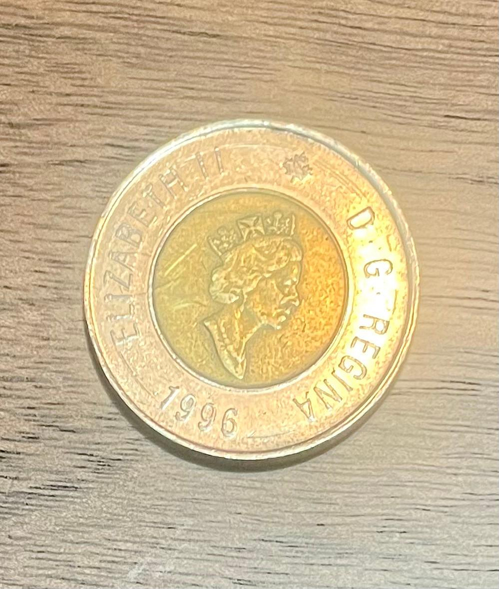 1996 年的加拿大2 元硬幣不僅具有歷史價值，而且設計獨特，非常值得收藏。正面圖案： 伊麗莎白二世女王頭像背面圖案： 北極熊| Yahoo拍賣