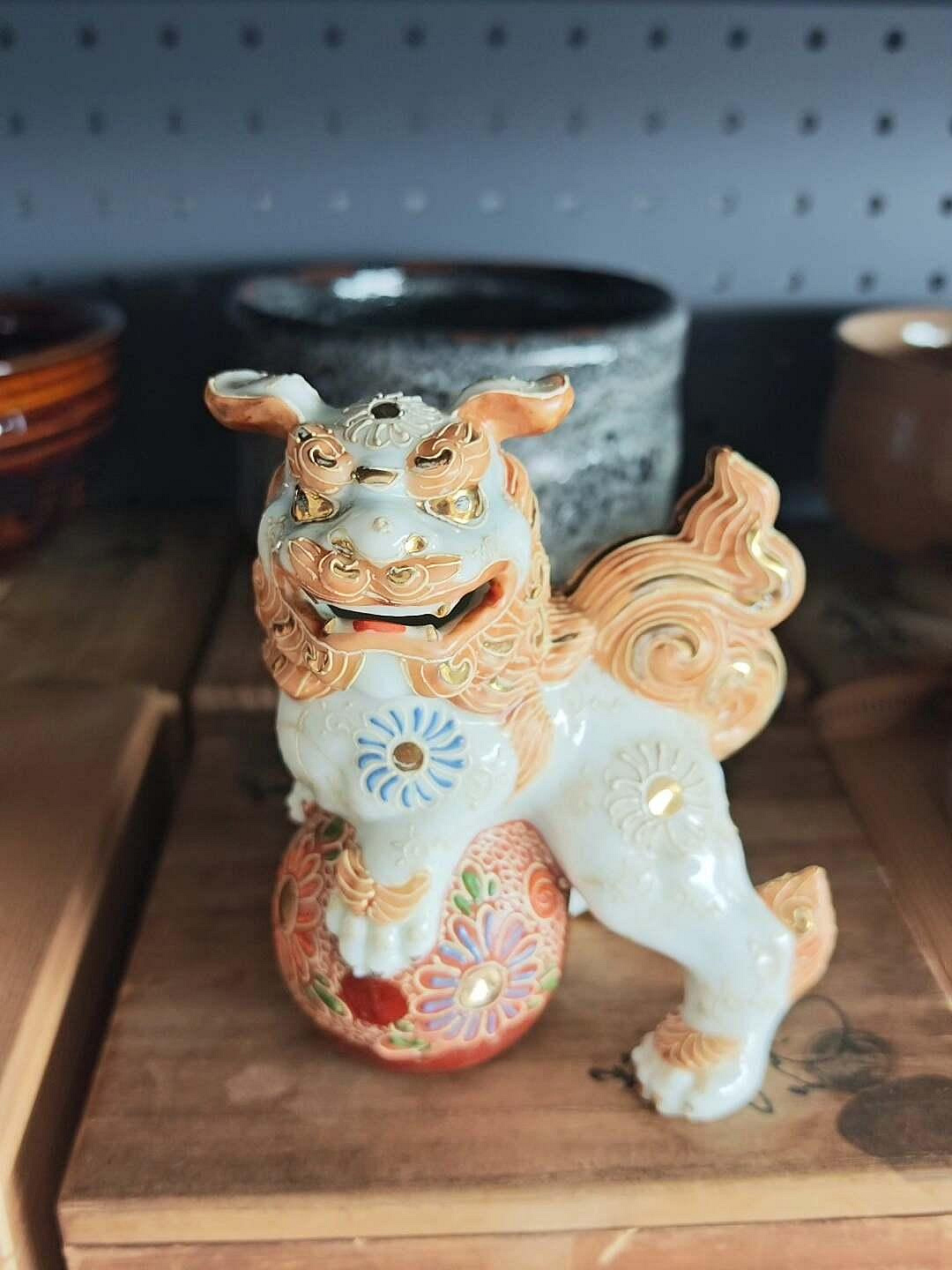 嚴選日本九谷燒白獅子彩繪擺飾，手工描金藝術品，尺寸：高11公分寬9