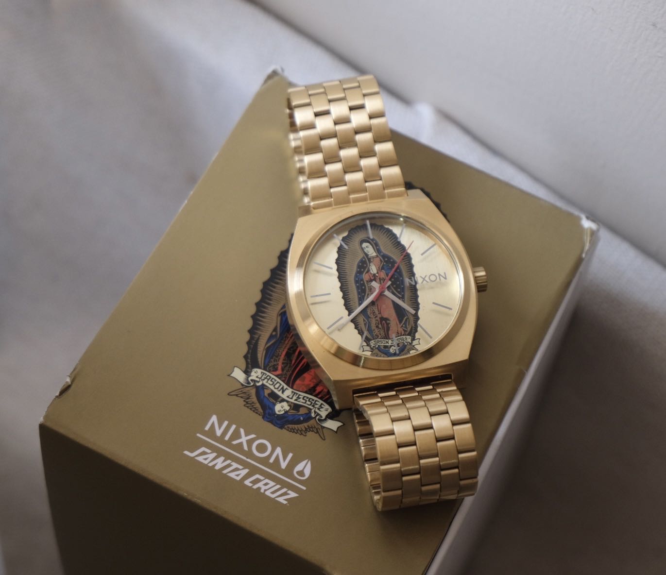 maa07i☆NIXON Santa Cruz ゴールド腕時計　聖母マリア Nixon Santa Cruz Time Teller Jason Jesse Maria NA0452896-00