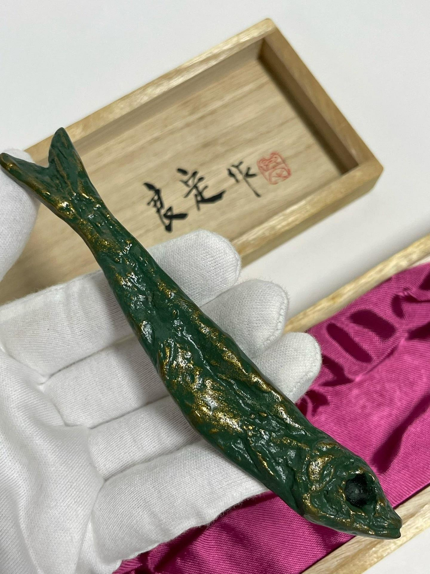 日本金工大師日展評審員山田良定作品銅文鎮銅魚文鎮文房雅玩身款良銘附