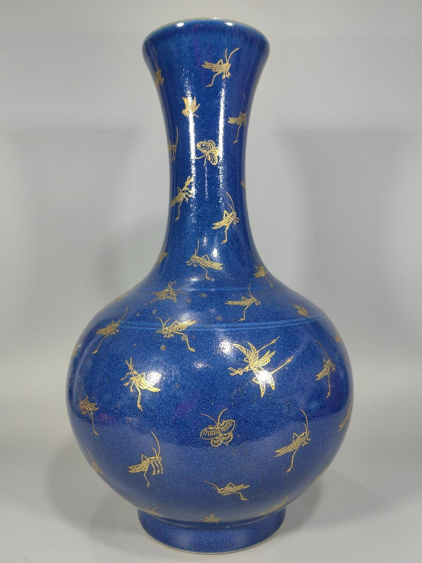 清代光緒時期手工霽藍釉描金賞瓶，精雕細琢，飽和度高的藍色中點綴金色