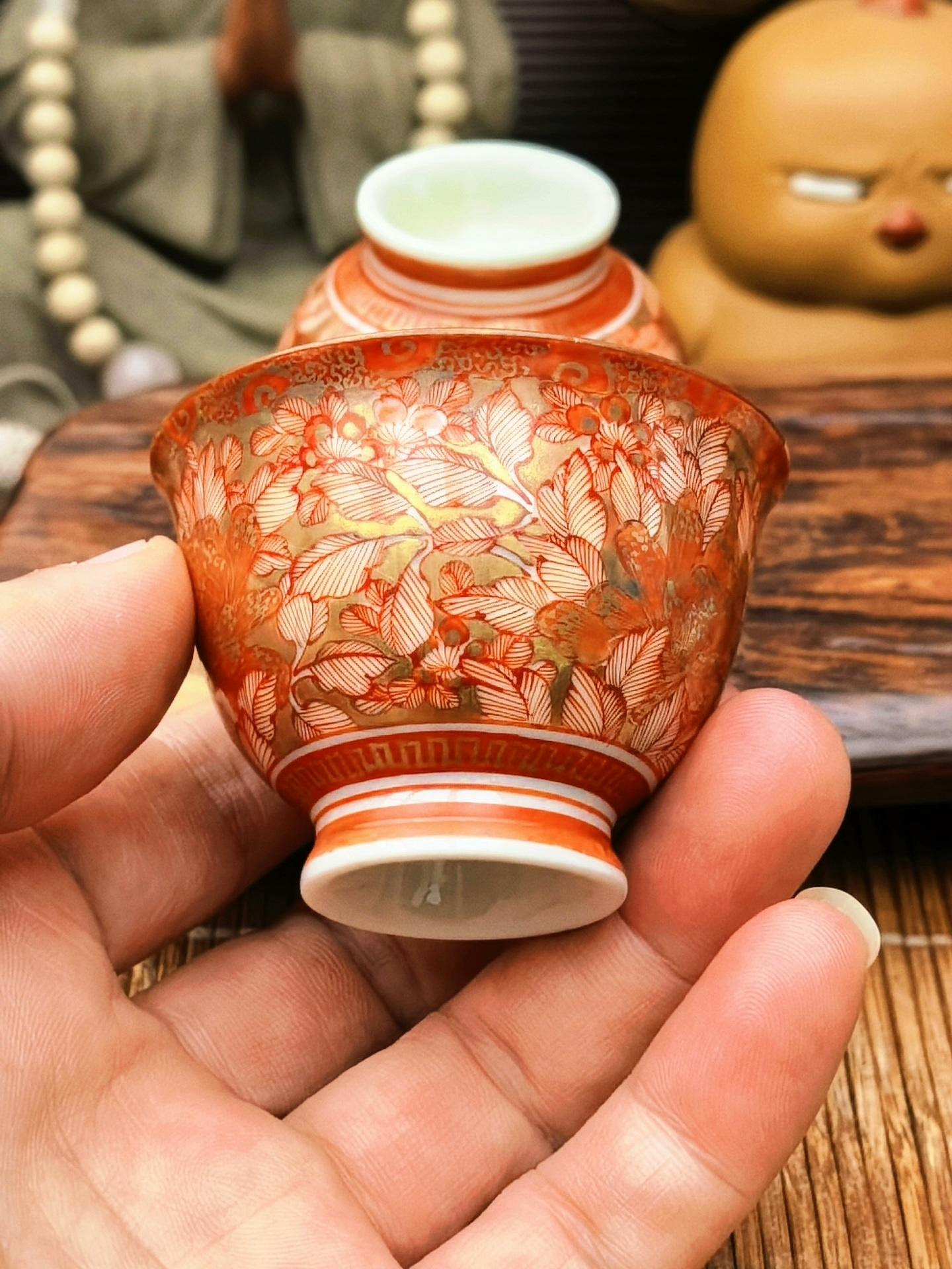 明治九谷赤繪金彩牡丹紋瓷杯，兩只成對，手工精細繪製，表面有天然瑕疵