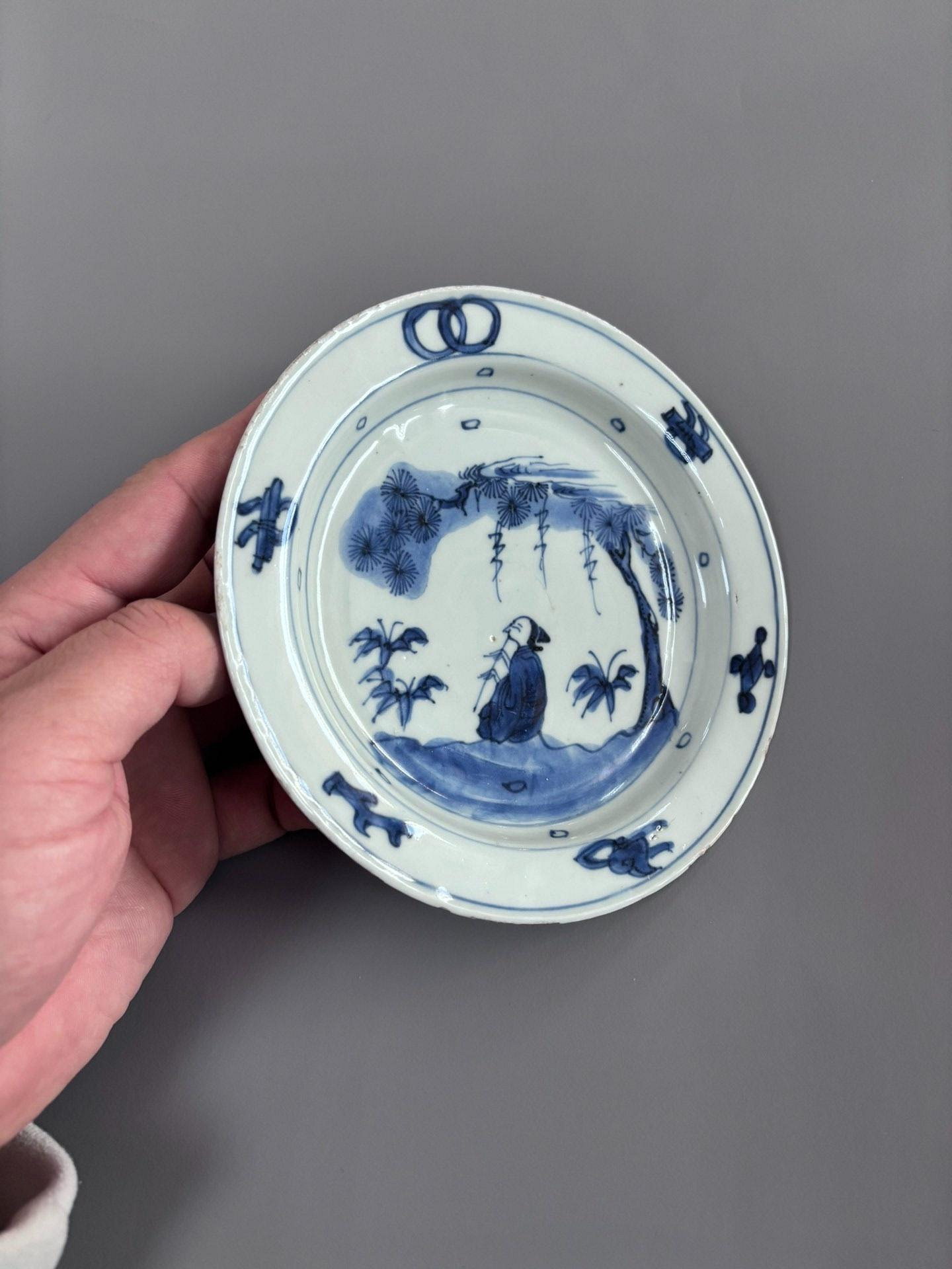 明天啓時代　染付　福禄寿三星人物小盤　青花人物故事紋小皿(F-191)　竹林七賢 明代天啟時期精細青花故事盤，仕人吹簫圖韻味十足，釉面溫潤沉穩，口徑