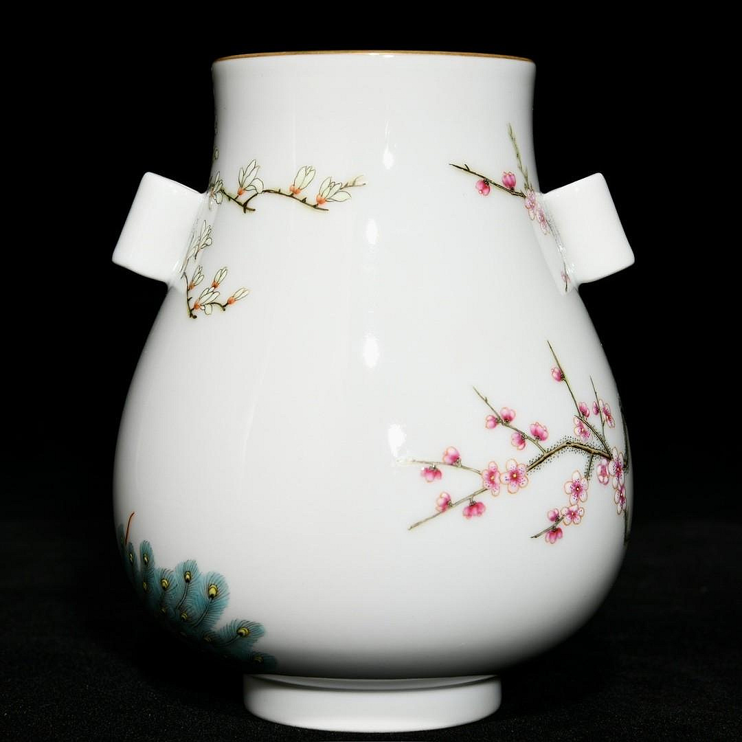 可議價清乾隆粉彩孔雀花卉紋雙耳尊，高12.5cm直徑11cm，編號2051556
