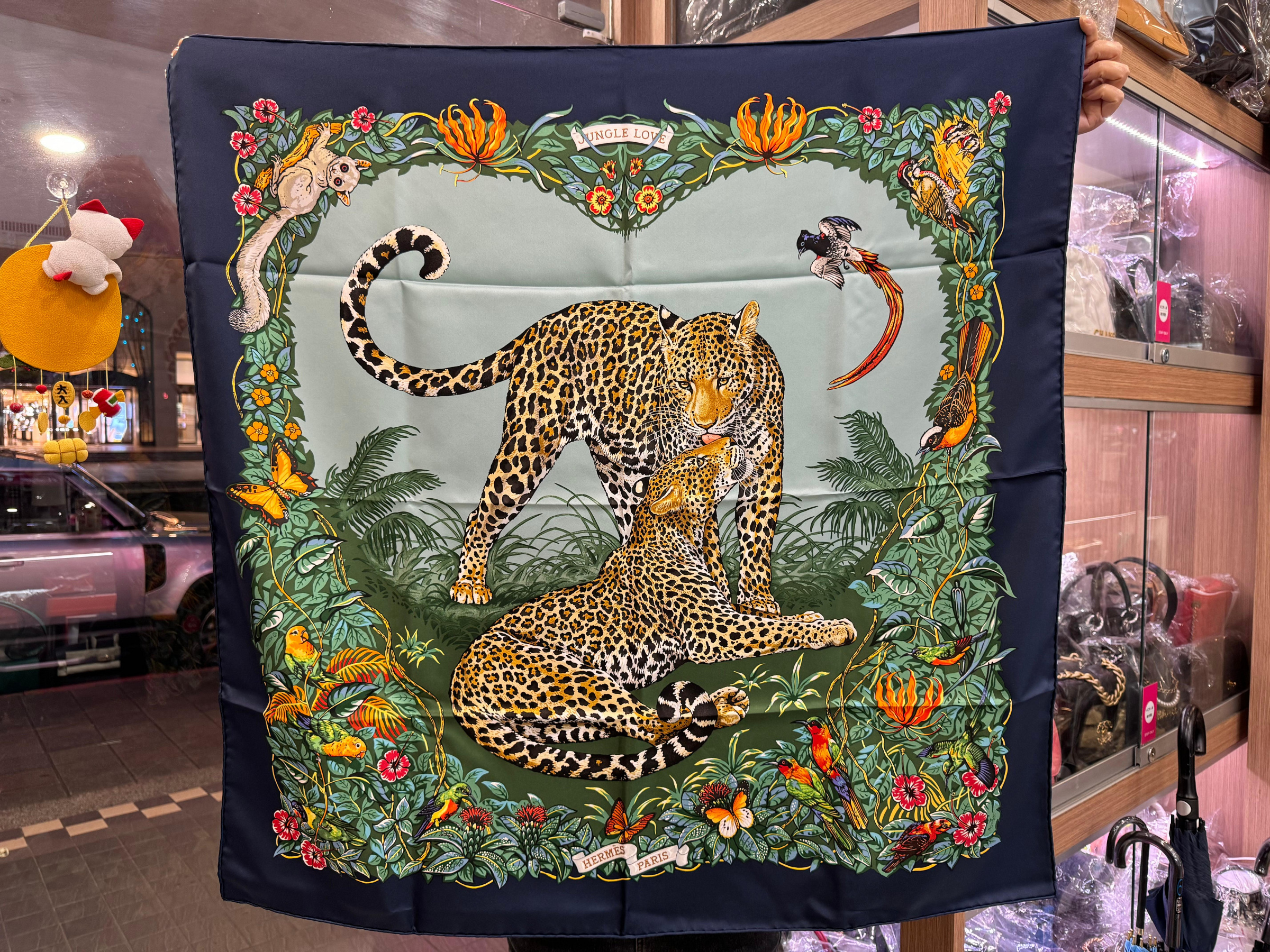 ☆最愛二手精品☆ HERMES 全新愛馬仕藍色叢林之愛豹愛心圖騰絲巾方巾裱