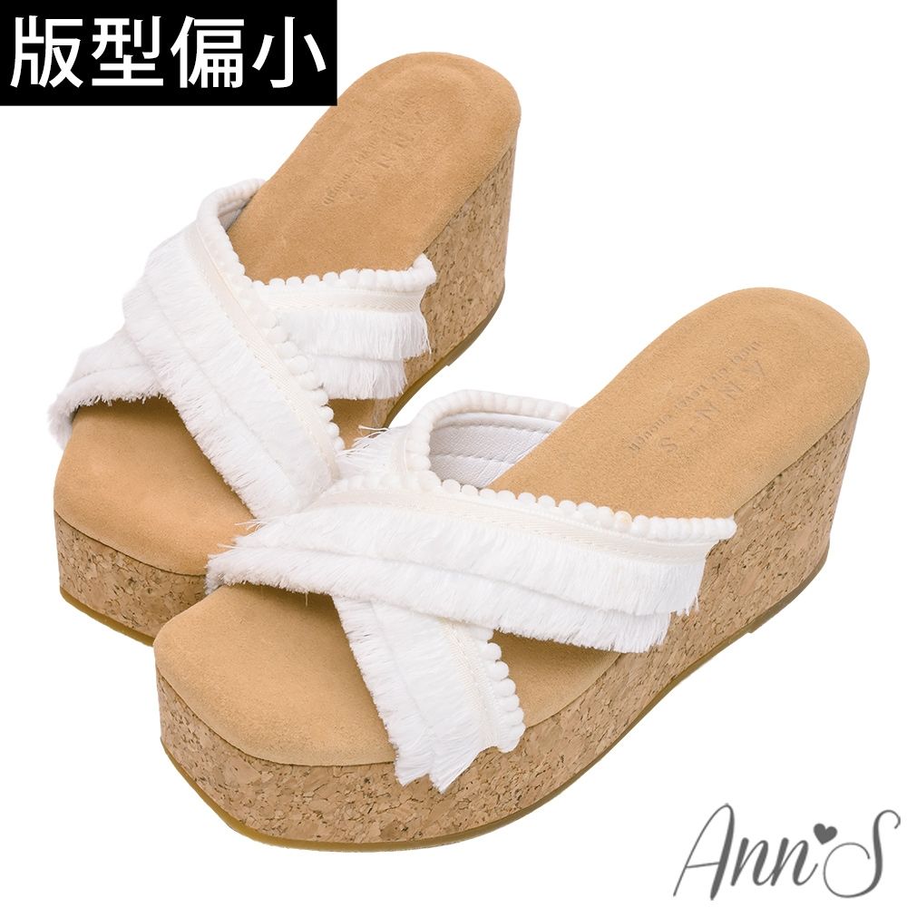 Ann’S水洗牛皮-防前衝厚底！「流蘇球球」美腿系輕量楔型涼拖鞋8cm-米白 (版型偏小)