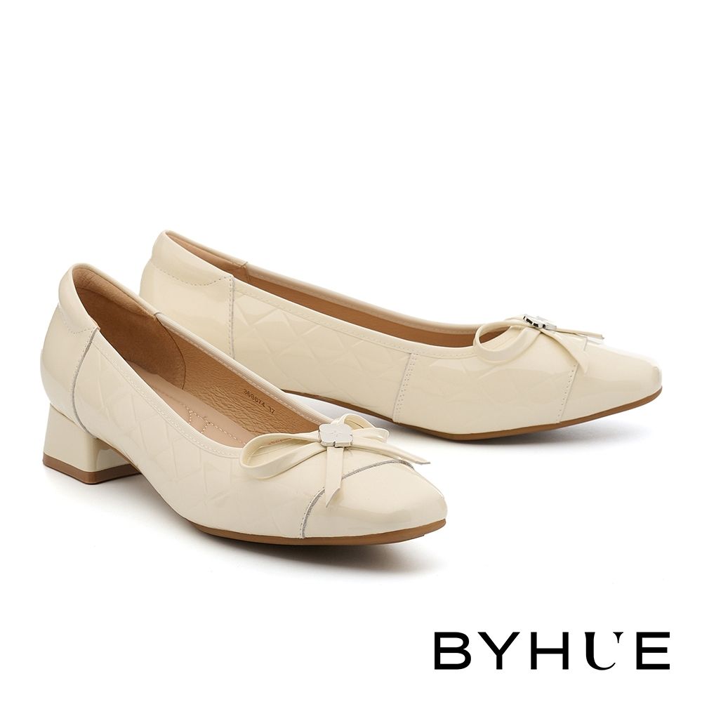 低跟鞋 BYHUE 甜美氣質BH花釦蝴蝶結軟牛漆皮軟芯方頭低跟鞋－米白
