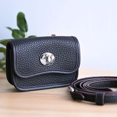 COACH Coachtopia 波浪造型荔枝皮革可斜背零錢包(黑)