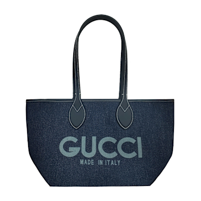 GUCCI古馳 Totissima 藍色雙面牛仔布 防水布大托特包 GUCCI古馳 Totissima系列藍色雙面牛仔布防水布大托特包,全新未使用,外層為牛仔布與牛皮拼接,內層為塗層帆布,附原廠防塵袋與品牌小卡。尺寸為上長57cm、下長30.5cm,寬27cm,高28cm,提把高度22cm,背帶長度50cm,適合日常出勤與休閒使用。義大利製造,,男女皆可使用,開放式開口設計,內有1個拉鍊口袋,無底珠與內外夾層,不適合放置A4檔案。