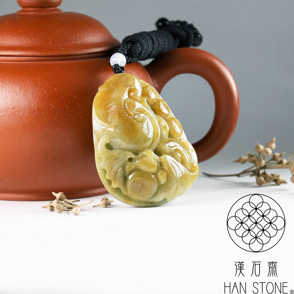 天然翡翠 福瓜 如意蝙蝠 彫刻ペンダント｜手編み仕立て｜37×16×17mm 漢石齋】天然翡翠A貨如意蝙蝠玉佩吊墜飄花種帶黃翡(41*50*17mm) | 漢石