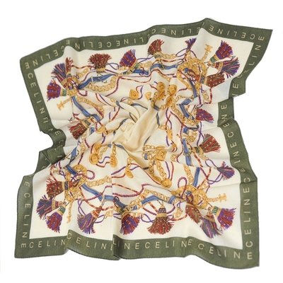CELINE 繽紛皮穿鍊流蘇圖騰字母LOGO棉質大帕領巾(米色底/墨綠邊/58CM)