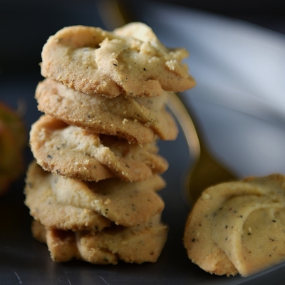 【聖誕捐餅】Happy pie 鐵盒餅乾 芝麻堅果曲奇餅乾*1盒捐贈給失親兒基金會(240g/盒) (公益) 12/20前統一捐贈寄出