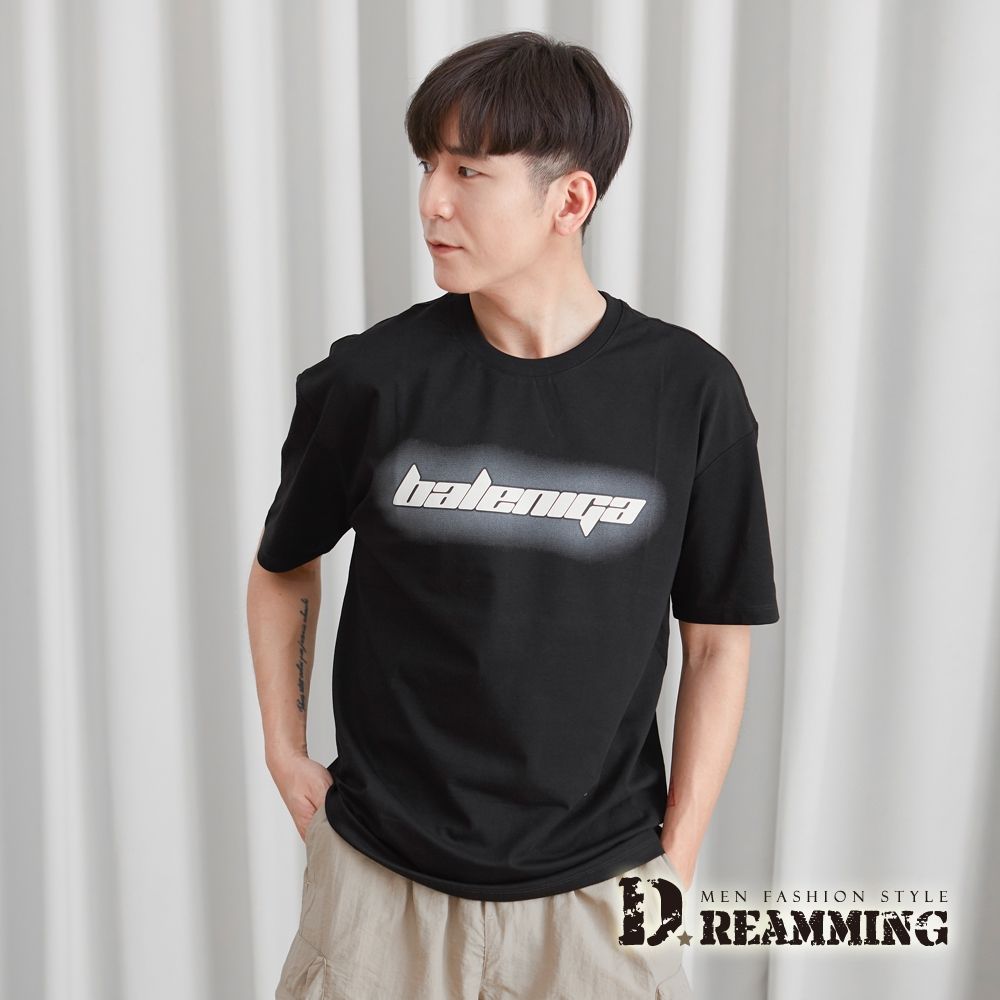 Dreamming 外光暈字母彈力棉質休閒圓領短T 親膚 透氣-黑色