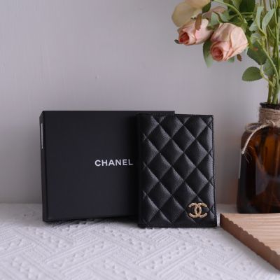 CHANEL 限定款雙C LOGO菱格紋牛皮對開式護照夾(黑/金)