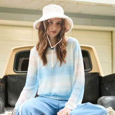 ILEY伊蕾 透膚漸層條紋勾花針織薄上衣(淺藍；M-L)