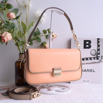 MICHAEL KORS Bradshaw 質感皮革雙色肩斜背翻蓋兩用包(粉橘/棕)