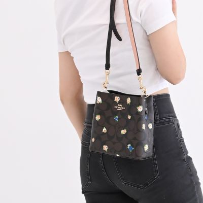 COACH Mini Town 馬車LOGO玫瑰印花斜背迷你水桶包(深咖)