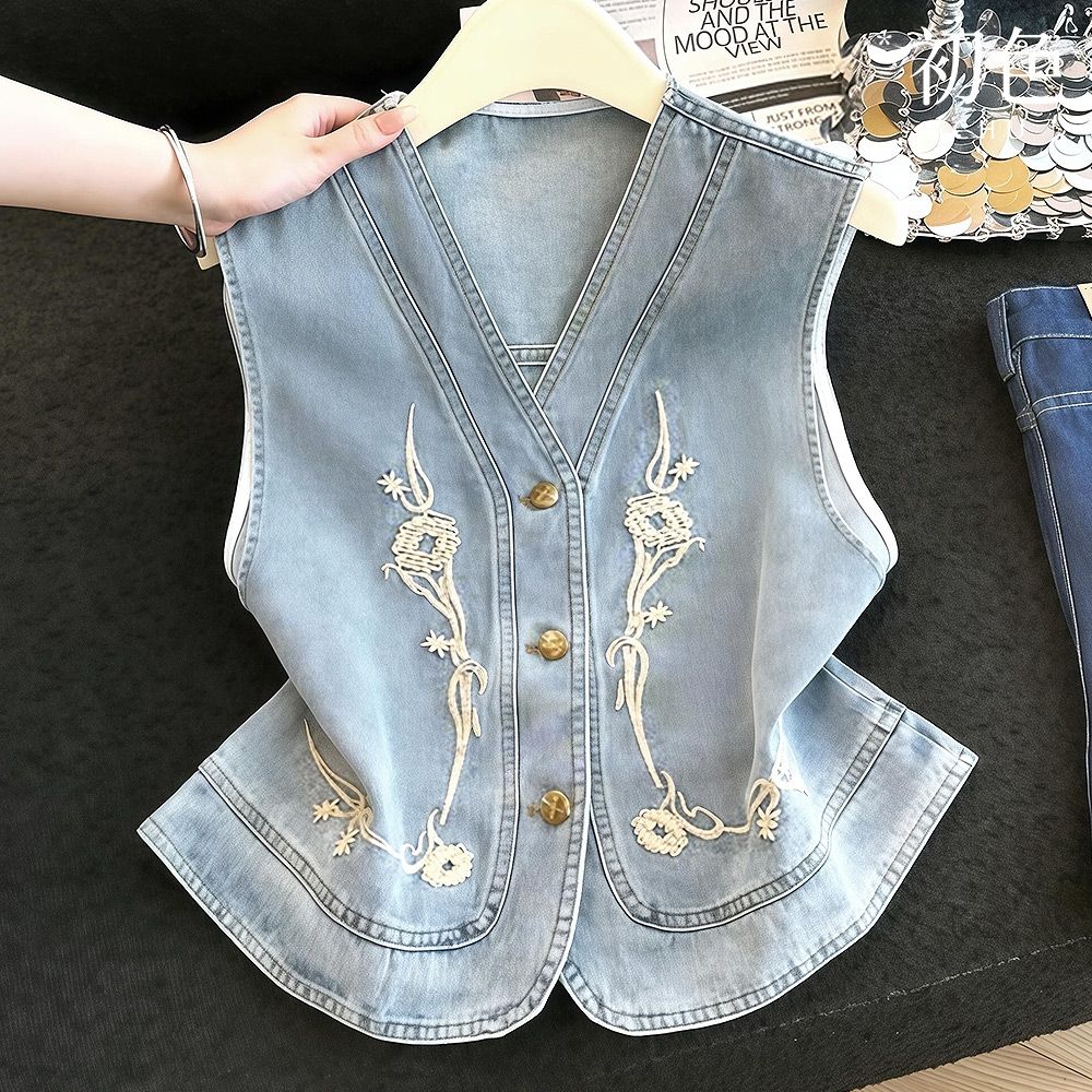 初色 美式V領文藝刺繡排扣無袖牛仔馬甲背心上衣女上衣-淺藍色-52485(M-L可選)