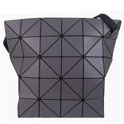ISSEY MIYAKE 三宅一生 BAOBAO 灰色皮質三角方格6x5斜背包