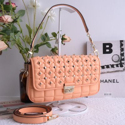 MICHAEL KORS Bradshaw 絎縫格紋鉚釘肩斜背翻蓋兩用包(粉橘)