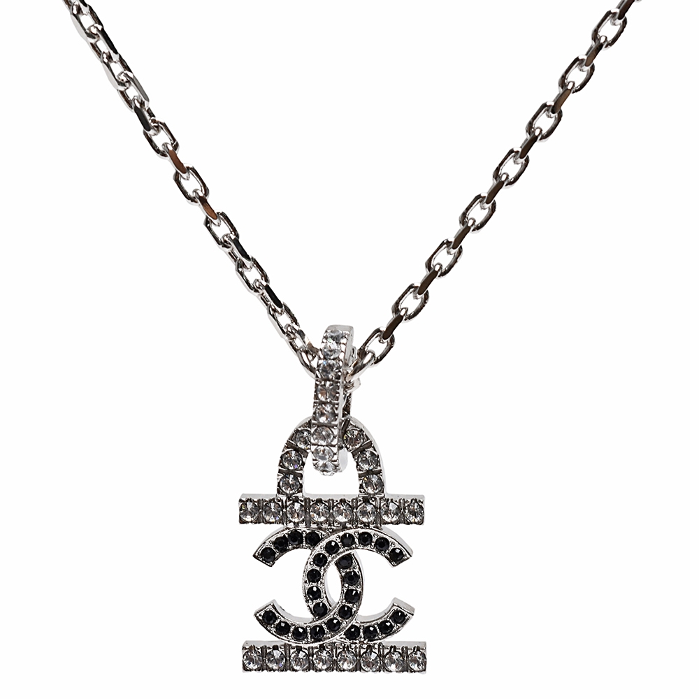 CHANEL 經典水鑽鑲飾雙C LOGO橢圓形墜飾項鍊(銀)