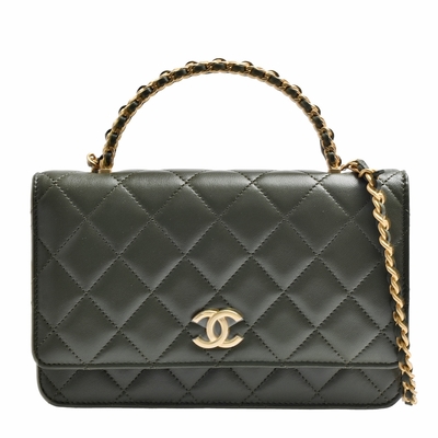 CHANEL香奈兒 COCO HANDLE MINI 手把斜背口蓋包 CHANEL香奈兒 COCO HANDLE MINI 手把斜背口蓋包,黑色系設計,外層為高階羊皮材質,搭配原廠防塵袋與原廠卡,尺寸為長20cm、寬6cm、高12cm,適合女性日常使用,拉鍊式開口,無內部與外部夾層,簡約時尚風格。