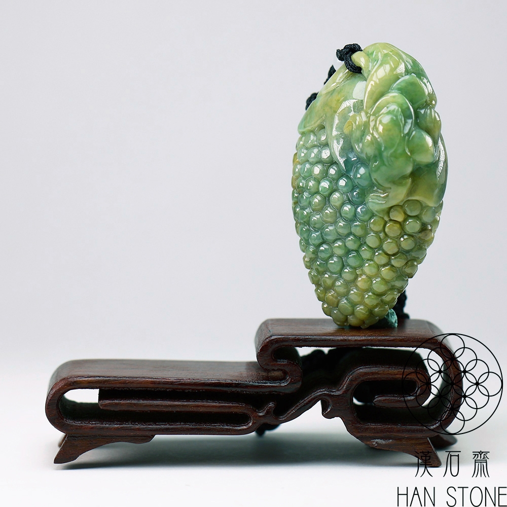 お得品‼️新入荷❣️天然A貨翡翠 厚重感、満工【花開富貴、鳳穿牡丹】　鑑定書付き 漢石齋】天然翡翠A貨三腳金蟾福瓜玉珮吊墜飄花種帶黃翡(36*57*17mm