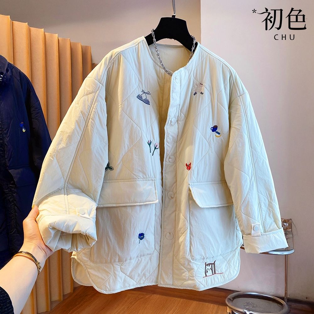 初色 童趣刺繡圓領長袖單排扣雙口袋寬鬆顯瘦保暖夾棉外套女外套-共2色-17682(M-2XL可選)